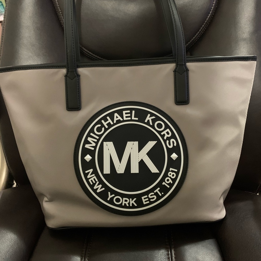 New 👜✨✨Michael Kors pearl Gray New York tote